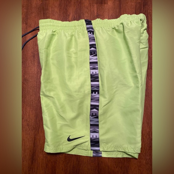 Nike Men's Logo Tape 9” Volley Swim Shorts Swimwear Green Size - Picture 4 of 5